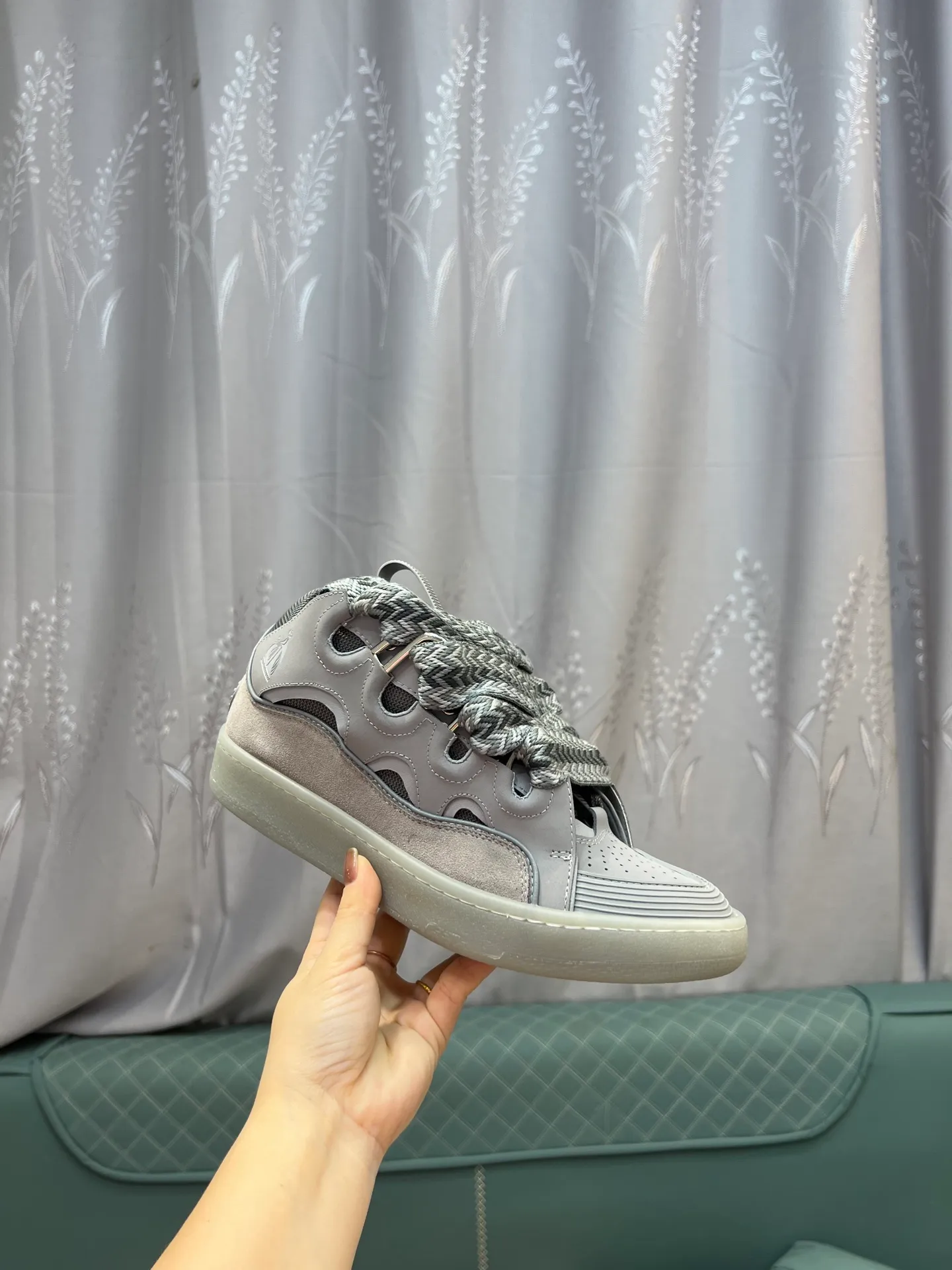 Men's men's shoes💰780 [LANVIN] Latest lace-up fashionable casual sneakers for couples High-quality CLAY couple series‼ ️ The latest trendy products of the season 🌈Many bloggers have planted grass and purchased the original open-mold customization. The upper and outsole are sewn with mark threads without edge sealing. Multiple material splicing combination design. Very versatile for fashionable and casual wear. Comfortable on the feet. Recommended for self-retention (upper cowhide + cow suede + breathable mesh) inner foot pad cowhide exclusive original open-mold clear logo rubber outsole ⚠️36-44 yards (45 custom-made)